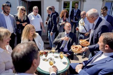Bretzel et bière locale… Des airs de Chirac en campagne au Café de l’espérance d’Altkirch, dans la troisième circonscription du Haut-Rhin.