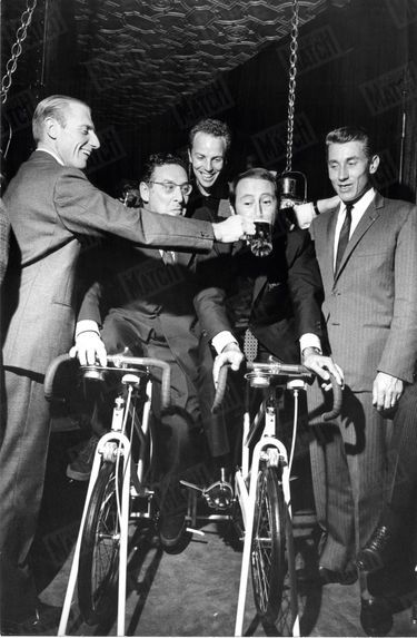 7 octobre 1966. « Compétition » entre amis. Sur les vélos, Léon Zitrone et Robert Chapatte, entourés des coureurs cyclistes André Darrigade (à g.) et Jacques Anquetil. Derrière : Thierry Roland.