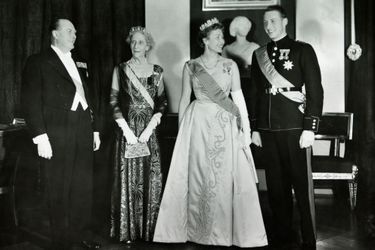 La princesse Ingeborg de Suède, coiffée de son diadème avec son gendre le roi Olav V, sa petite-fille la princesse Astrid et son petit-fils le prince Harald en 1958 pour les 18 ans de celui-ci
