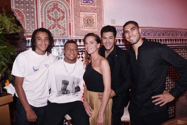 Kylian Mbappé, son frère Ethan, Mélissa Theuriau, son mari Jamel Debbouze et Achraf Hakimi à l'after-party de la soirée du grand gala du "Marrakech du Rire 2022" pour la 10ème édition à l'hôtel Selman de Marrakech, Maroc, le 18 juin 2022.