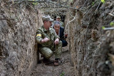 Dans une tranchée au nord de Zaporijjia, creusée sur une base aérienne ultra-secrète.