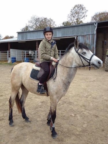 À 10 ans, sur son poney Un Prince à l’écurie de Grosrouvres près de Paris.