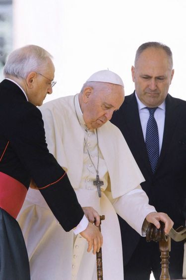 Entouré par Mgr Leonardo Sapienza, préfet de la Maison pontificale, et Sandro, son majordome.
