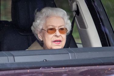 La reine Elizabeth II en voiture sur le domaine de son château de Sandringham, le 4 juillet 2022