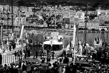L’arrivée de Grace Kelly à Monaco, le 12 avril 1956, accueillie par son fiancé le prince Rainier III