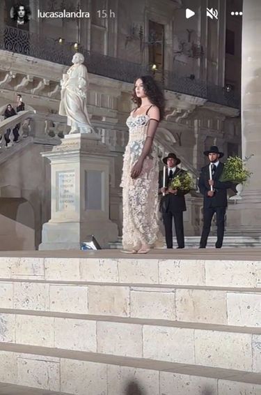 Deva Cassel au défilé Dolce & Gabbana, soutenue par son petit ami Luca, le 9 juillet 2022 en Sicile.