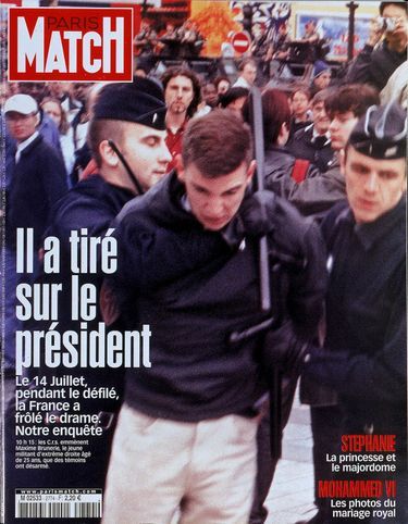 «Le jeudi 25 juillet 2002, Maxime Brunerie fait la une de Match. Le 14, à 10 h 15, pendant le défilé militaire, il est arrêté par les CRS après avoir tiré sur la voiture présidentielle. Ce sont des témoins qui l’ont désarmé.» - Couverture de Paris Match n°2774, 25 juillet 2002