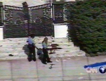 Stupeur le 15 juillet 1997, flash spécial sur CNN, Gianni Versace a été assassiné.