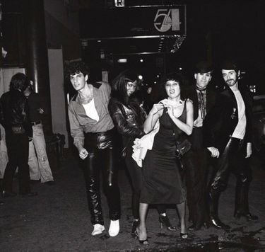 «Cinq amis à la mode refoulés du Studio 54, New York », 1978. (Série «Night Life »).