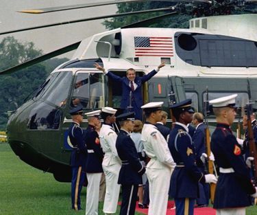 Menacé d'un impeachment, Nixon finira par quitter la Maison Blanche le 9 août 1974. Signe qu'il n'a jamais vraiment pris la mesure du scandale, le président déchu salue la foule en vainqueur avant de s'envoler...