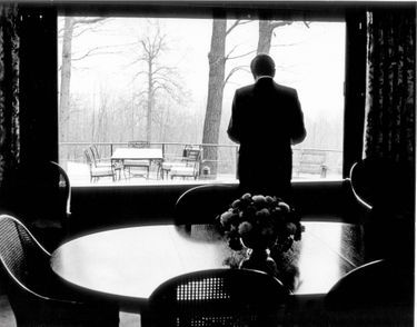 Au lendemain de sa réélection, Richard Nixon se repose à Camp David. Il n'en reste pas moins mené par le Watergate.