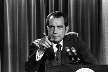 Le président Richard Nixon répondant aux questions sur le scandale du Watergate lors d'une conférence de presse à la Maison Blanche, en mars 1973.