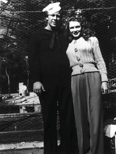 Avec James Dougherty, son premier mari, en 1941. Ils divorcent cinq ans plus tard.