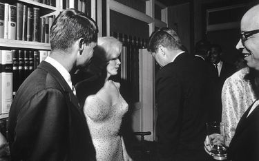 Entre Robert et John Kennedy, après avoir chanté «Happy Birthday Mr. President » au Madison Square Garden, le 19 mai 1962.