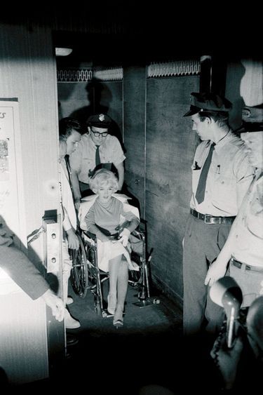 Sous les flashs, Marilyn sort de la clinique où elle vient de se faire enlever la vésicule biliaire. Manhattan, 1961.