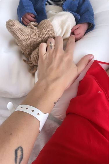 Depuis la maternité, la chanteuse a publié une photo de son fils.
