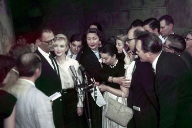 «C'est dans la rue, à 6 h du soir, devant le domicile de Marilyn, à New York, où la presse l'attendait depuis une heure et demie, que la star et l'écrivain Arthur Miller ont annoncé leur mariage. » - Paris Match n°378, 7 juillet 1956.