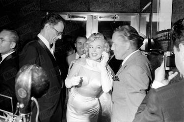 Marilyn Monroe à la première du film «Le prince et la danseuse» de Laurence Olivier, accompagnée de son époux l'écrivain Arthur Miller, au Radio City Hall de New York en juin 1957.