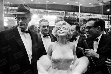 Marilyn Monroe à la première de «Certains l'aiment chaud» à Broadway, accompagnée de son époux l'écrivain Arthur Miller, le 2 avril 1959.