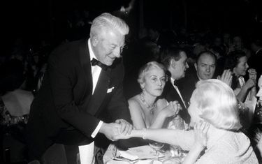 Jean Gabin salue Michèle Morgan à la première de la revue «Prestige », en 1957.