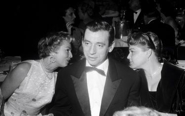 Yves Montand entouré des actrices Annabella (à g.) et Simone Signoret, son épouse, en 1957