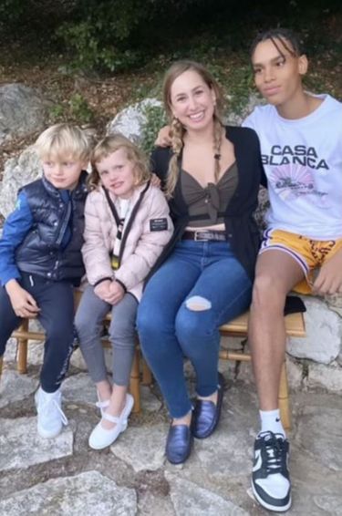 Jazmin, Alexandre et les jumeaux Jacques et Gabriella : première photo des quatre enfants du prince Albert réunis. Décembre 2021 sur Instagram.