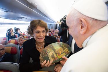 Dans l’avion, Caroline Pigozzi offre au Pape une peinture sur bois de Thérèse de Lisieux, la sainte française qu’il vénère et appelle Teresita.