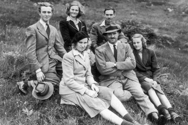 Le prince Charles de Luxembourg (à gauche) avec son frère, trois de ses quatre sœurs et leur père, en vacances en Ecosse dans les années 1940
