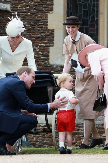 Le prince William et Kate Middleton le jour du baptême de leur fille la princesse Charlotte, avec leur aîné George, sa nourrice Maria Borrallo et la reine Elizabeth II, le 5 juillet 2015 à King's Lynn.