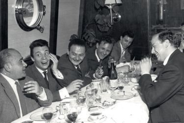 En 1957, à Paris, agapes à bord d’un Bateau-Mouche. De g. à dr. : le journaliste Tommy Franklin, Sempé, Goscinny, Uderzo et, face à eux, le scénariste belge Jean-Michel Charlier.