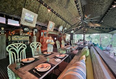 L’immense salle de restaurant à la déco bigarrée s’ouvre à 180 degrés sur la jungle. C’est ici que l’on prend les trois repas.