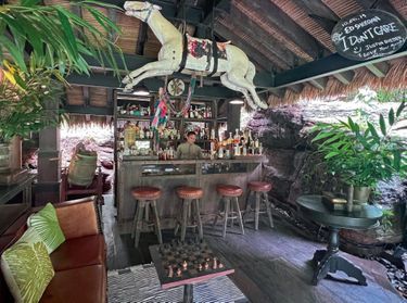 Le bar, proche de la réception, est aménagé comme une sorte de refuge colonial où l’on peut siroter un cocktail en fin de journée