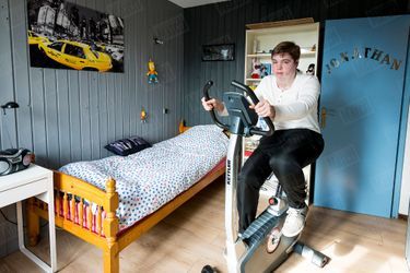 «Automne 2013, à Marquette-lez-Lille (Nord), dans sa chambre. Chaque jour, Jonathan fait dix minutes de vélo d’appartement pour sa rééducation.» - Paris Match n°3360, 9 octobre 2013