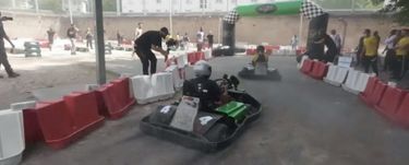 La cour méconnaissable pour la course de karts. Les véhicules, électriques, sont bridés à 15 km/h.