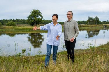 La princesse Victoria de Suède avec Louise Gårdenborg à la ferme durable Gårdsjö à Heby, le 23 août 2022