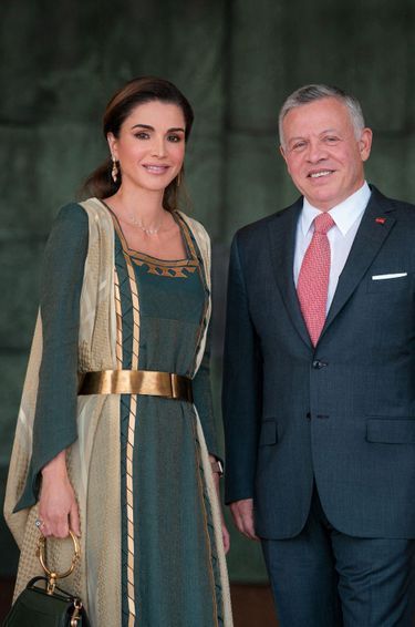 La reine Rania de Jordanie, avec sa ceinture dorée, le 25 mai 2019