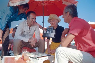 Mutine, entre Michel Piccoli et Benno Graziani (à dr.), de Paris Match, à Saint-Tropez pour « La chamade » (1968), d’Alain Cavalier.