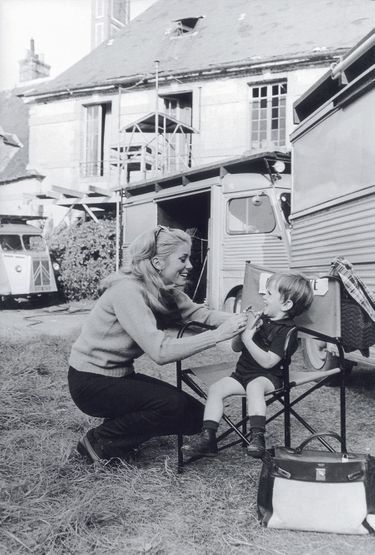 Attendrie par son fils, Christian Vadim, qui l’accompagne sur le tournage de « La vie de château », en Normandie en 1965.