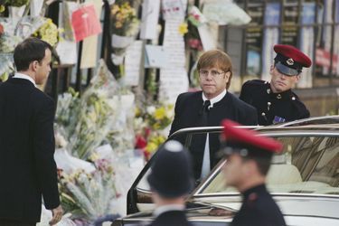 Elton John lors des funérailles de Lady Diana à Londres, en 1997.
