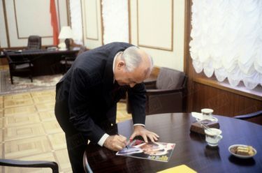 Mikhaïl Gorbatchev signant la couverture du premier «Match» en russe, dans son bureau du Kremlin, le 23 août 1990.