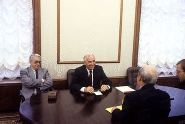Mikhaïl Gorbatchev face à Michel Gonod, journaliste de Paris Match, au Kremlin le 23 août 1990.