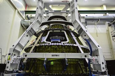 La capsule Orion, haute de 7 mètres, large de 5. À sa base, la «salle des machines » – 33 moteurs, 4 grands panneaux solaires, les systèmes fournissant l’eau, l’oxygène et le carburant – conçue par l’Agence spatiale européenne.