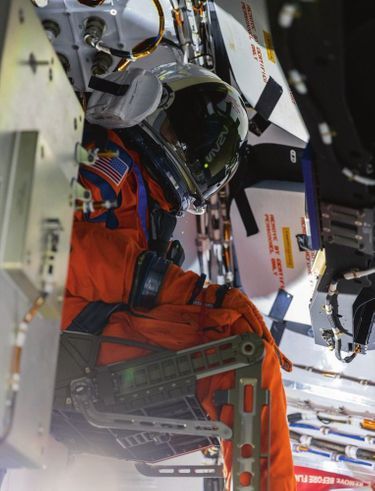 Le commandant de bord, baptisé Moonikin, est vêtu de la combinaison spatiale qu’utiliseront les prochains astronautes, censée pouvoir leur procurer jusqu’à six jours d’autonomie en cas d’accident.
