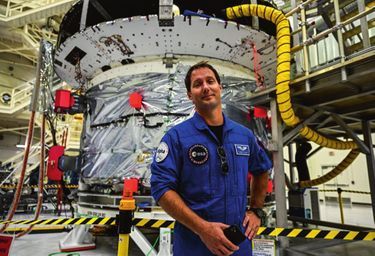 Avant les vols habités, un spationaute très attentif: Thomas Pesquet, devant le module européen pour la mission Artemis II au centre spatial Kennedy, le 28 août.