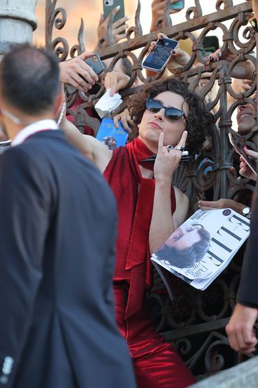 Timothée Chalamet auprès de ses fans, le 2 août 2022 à Venise.