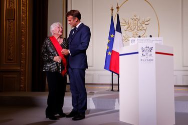 Line Renaud et Emmanuel Macron à la fin de la cérémonie.
