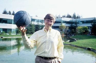 En 1993, l’empereur américain des logiciels, 38 ans, est le plus jeune milliardaire au monde… et toujours fan de basket. Devant le siège de Microsoft près de Seattle.