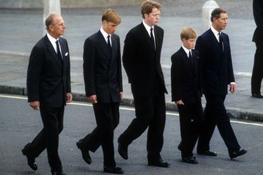 Le prince Philip, le prince William, Charles Spencer, le prince Harry et le prince Charles, le 6 septembre 1997, défilent derrière le cercueil de la princesse Diana, morte quelques jours plus tôt à Paris.