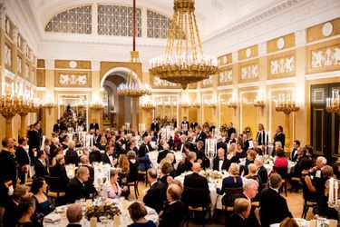 Diner van leden van de Raad van State in Paleis Noordinde in Den Haag op 14 september 2022.  Koningin Máxima der Nederlanden staat op de voorgrond