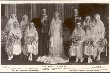La princesse Mary et Henry Lascelles, le jour de leur mariage. La fille du roi George V avait huit demoiselles d’honneur dont Elizabeth Bowes-Lyon, la future Queen Mum